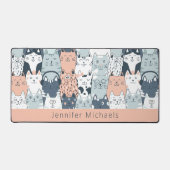 Liebliches Cartoon-Katzen-Muster mit Namen Schreibtischunterlage (Vorderseite)