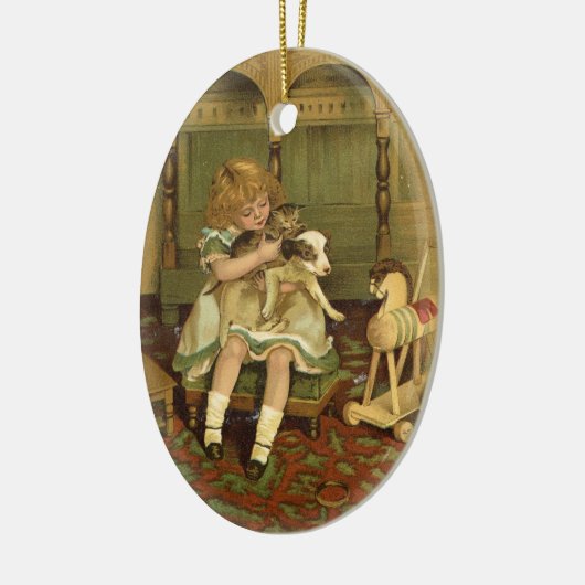 Liebliches Kind mit einem kleinen Ornament (Links)