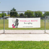 Liebliches Mädchen mit Haarstyling-Branding Banner (Insitu)