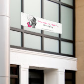 Liebliches Mädchen mit Haarstyling-Branding Banner (Äußeres Gebäude)