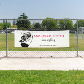 Liebliches Mädchen mit Haarstyling-Branding Banner (Insitu)