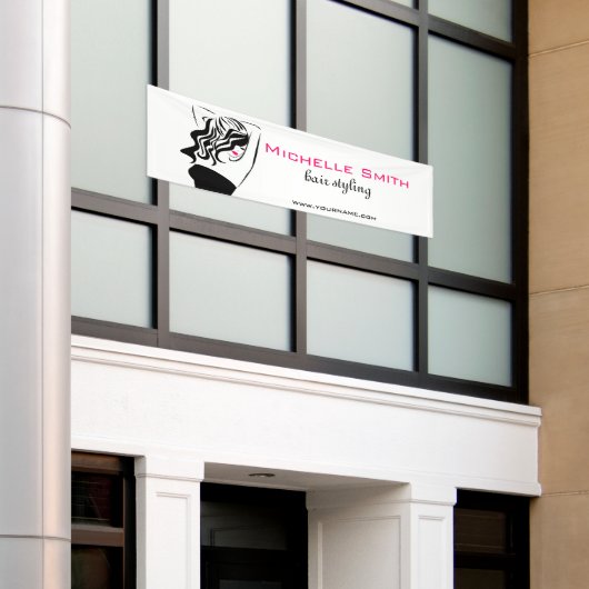 Liebliches Mädchen mit Haarstyling-Branding Banner (Äußeres Gebäude)