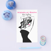 Liebliches Mädchen mit Haarstyling-Branding Flyer (Einzeln)