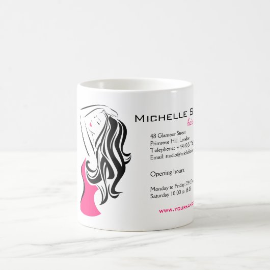 Liebliches Mädchen mit Haarstyling-Branding Kaffeetasse (Mittel)