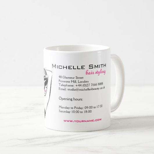 Liebliches Mädchen mit Haarstyling-Branding Kaffeetasse (VorderseiteRechts)