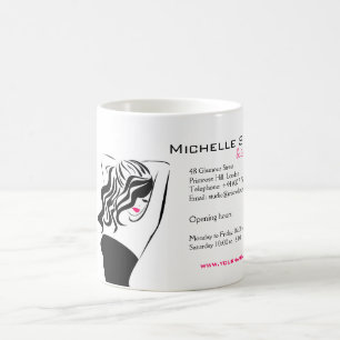 Liebliches Mädchen mit Haarstyling-Branding Kaffeetasse