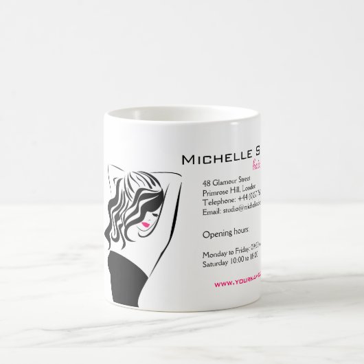 Liebliches Mädchen mit Haarstyling-Branding Kaffeetasse (Mittel)