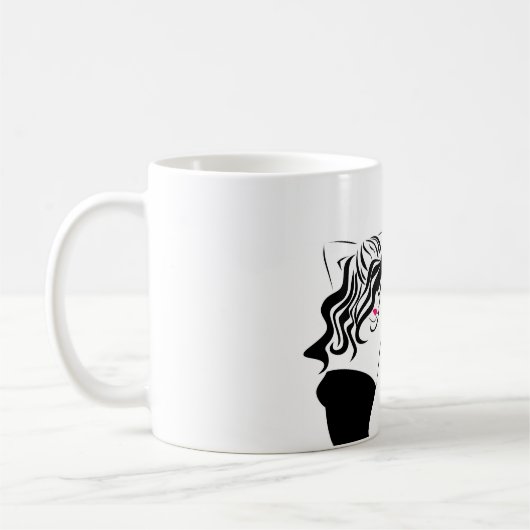 Liebliches Mädchen mit Haarstyling-Branding Kaffeetasse (Links)