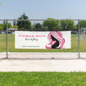 Liebliches Mädchen mit rosa Haar Haarstyling Brand Banner (Insitu)