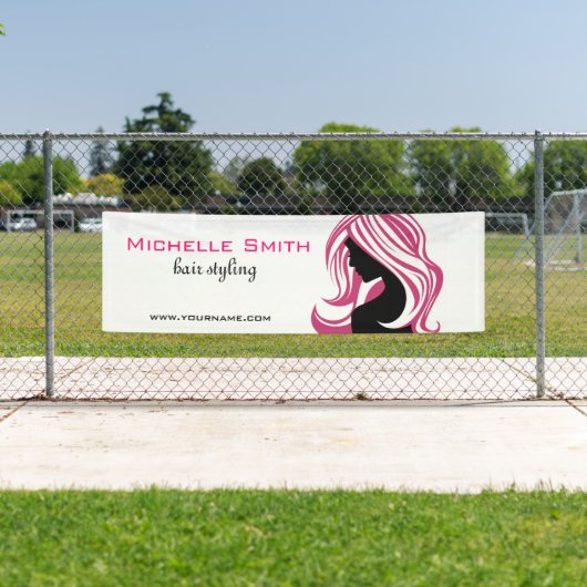 Liebliches Mädchen mit rosa Haar Haarstyling Brand Banner (Insitu)