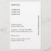 Liebliches Mädchen mit rosa Haar Haarstyling Brand Flyer (Hinten)