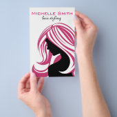 Liebliches Mädchen mit rosa Haar Haarstyling Brand Flyer (Handgriff)