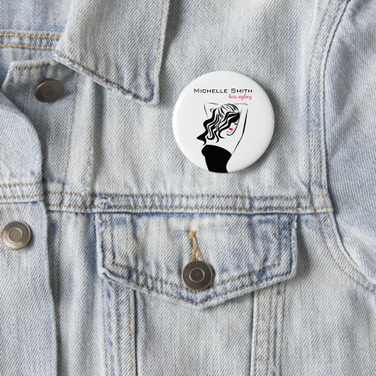 Liebliches Mädchen mit starkem Haar Haarstyling Br Button (Beispiel)