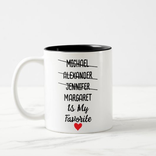 Lieblingskind mit Personalisierten 4 Namen Zweifarbige Tasse (Links)
