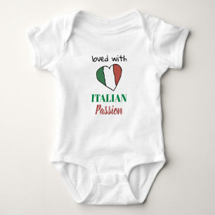 *~* LIEBT MIT ITALIENISCHER PASSION HERZFLAGE Weiß Baby Strampler
