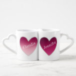 Liebt rote Patchherzen mit Namen Liebestassen<br><div class="desc">Lover's Tasse rot verblasste Patchwork mit einem großen gepatchten Herz mit Liebesnamen innen. Diese beiden Tasse sind "geschmolzen" und miteinander verbunden, wie zwei Liebhaber. Zwei verschiedene, aber passende rote, verblasste Herzstücke auf jeder Seite mit anpassbaren Namen, z.B. Ihre und ihre, ihre und ihre oder seine und seine. Design auf beiden...</div>