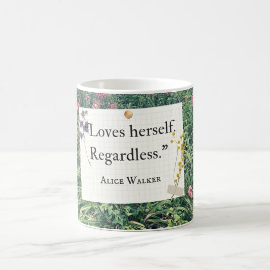 Liebt sich selbst – Alice Walker Zitat Kunst Kaffeetasse (Mittel)