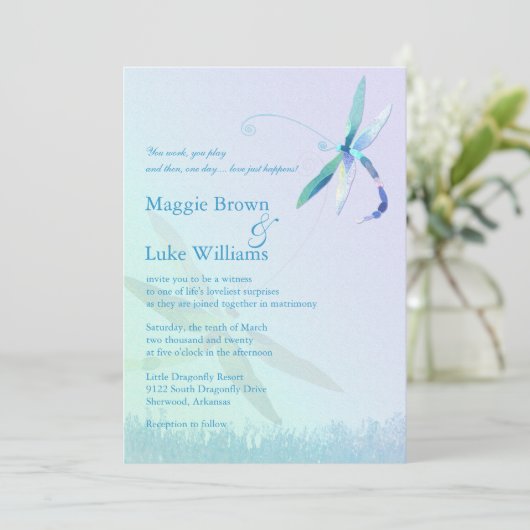 Lied der Dragonfly Whimsical Blue Wedding Einladung (Stehend Vorderseite)