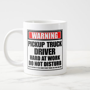 Lieferwagen-Lkw-Fahrer hart am Arbeitsplatz Jumbo-Tasse
