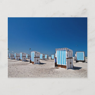 Liegestühle am Ufer der Ostsee Postkarte