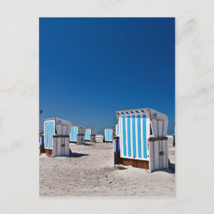 Liegestühle am Ufer der Ostsee Postkarte