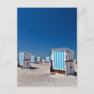 Liegestühle am Ufer der Ostsee Postkarte