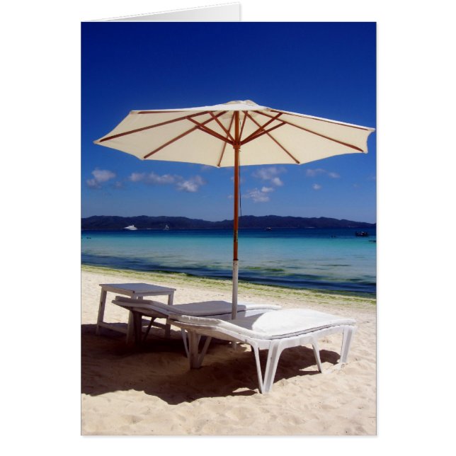 Liegestühle am weißen Strand (Vorne)