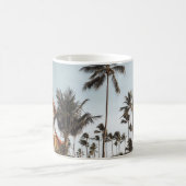 Liegestühle aus braunem Holz in der Nähe des Pools Kaffeetasse (Mittel)