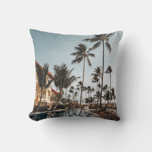 Liegestühle aus braunem Holz in der Nähe des Pools Kissen