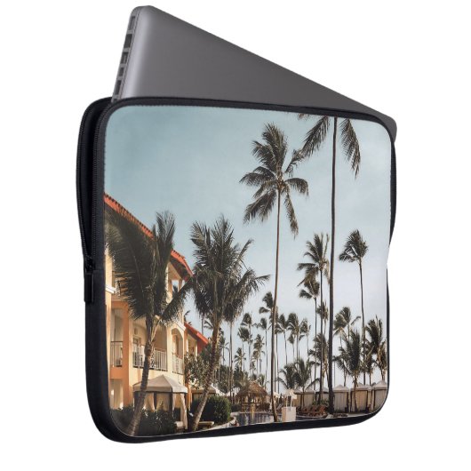 Liegestühle aus braunem Holz in der Nähe des Pools Laptopschutzhülle (Vorne Rechts)