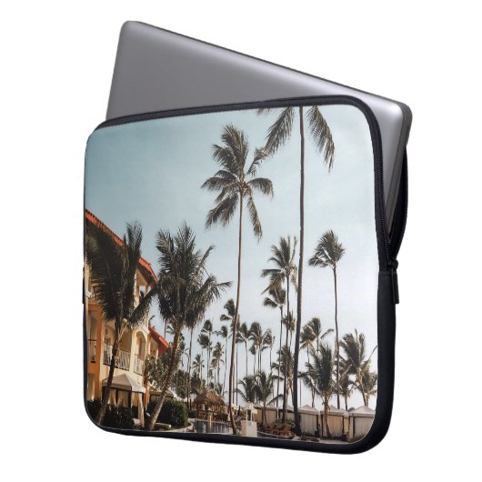 Liegestühle aus braunem Holz in der Nähe des Pools Laptopschutzhülle (Vorderseite Links)