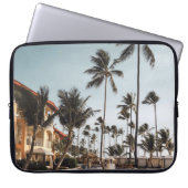 Liegestühle aus braunem Holz in der Nähe des Pools Laptopschutzhülle (Vorderseite)