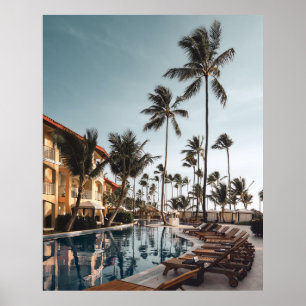 Liegestühle aus braunem Holz in der Nähe des Pools Poster