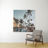 Liegestühle aus braunem Holz in der Nähe des Pools Wandteppich (Beispiel)