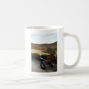 Liegestühle mit Blick auf den Golfplatz Kaffeetasse