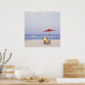 Liegestühle und Sonnenschirme am Meer Poster (Küche)