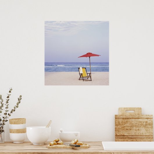 Liegestühle und Sonnenschirme am Meer Poster (Küche)