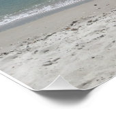 Liegestühle und Sonnenschirme am Strand Poster (Ecke)