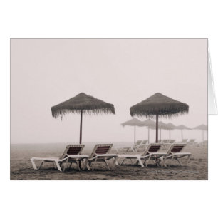 Liegestühle und Sonnenschirme am Strand von Playam