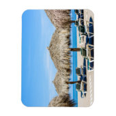 Liegestühle und Sonnenschirme aus Thatch am Strand Magnet (Vertikal)
