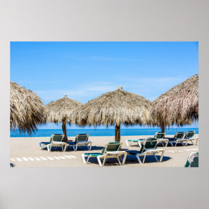 Liegestühle und Sonnenschirme aus Thatch am Strand Poster