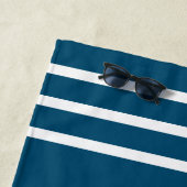 Liegevoll bis zum Strand, weiße Streifen, blau des Strandtuch (Beispiel)