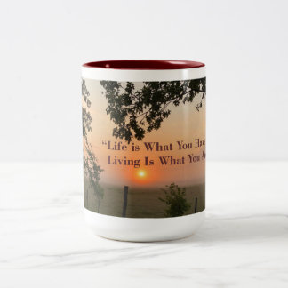 Life and Living Motivational Saying Zweifarbige Tasse