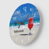 Life Begins at Retirement, frosty drink on beach Große Wanduhr (Winkel)