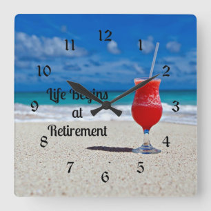 Life Begins at Retirement, frosty drink on beach Quadratische Wanduhr