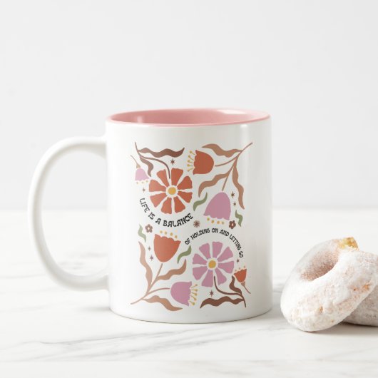 Life Is A Balance Of Holding Boho Wildflower Quote Zweifarbige Tasse (Mit Donut)