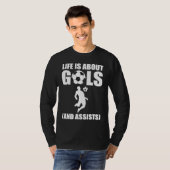 Life Is About Goals And Assists Soccer Player T-Shirt (Vorne ganz)