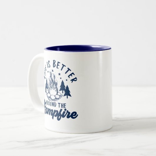 Life is Better Around the Campfire Funny Camping Zweifarbige Tasse (Vorderseite Links)