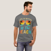 Life Is Better at The Beach Retro Palm Trees Summe T-Shirt (Vorne ganz)