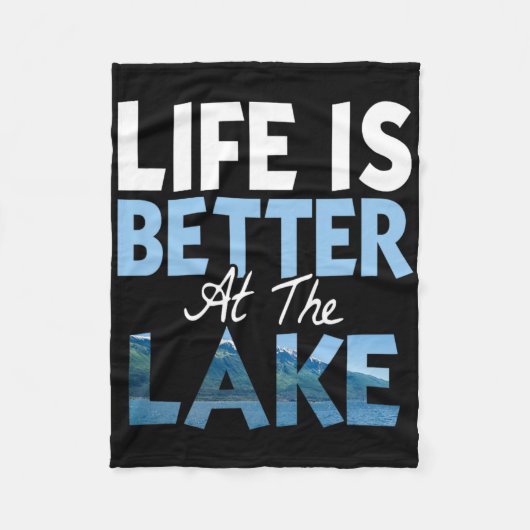 Life Is Better At The Lake Fishing Boating Fleecedecke (Vorderseite)